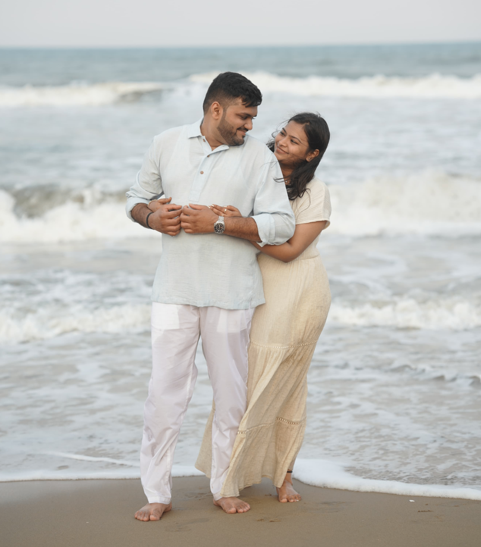 Saloni embracing Dharshan by the shoreline